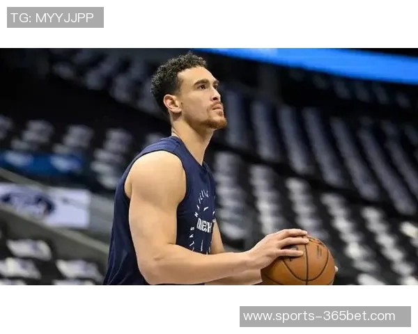 德怀特鲍威尔以身作则展现职业素养引领球队奋发向上